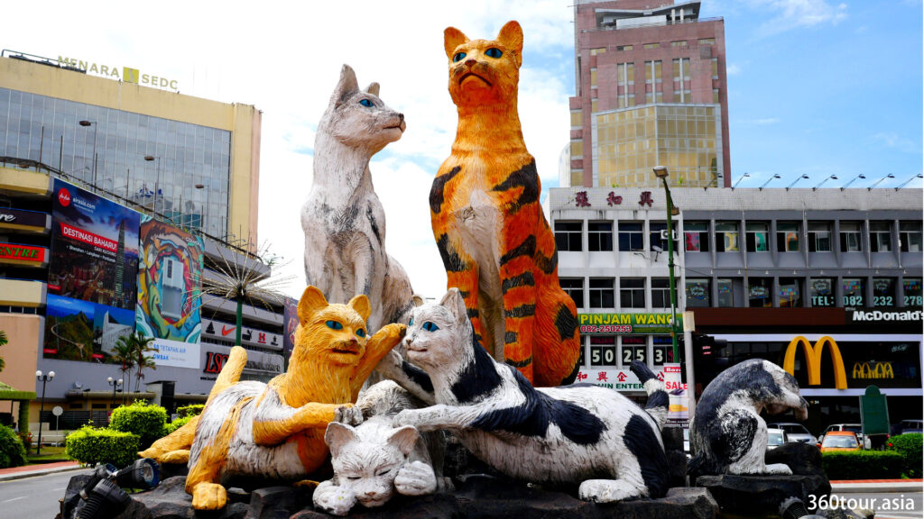 The cat family statue monument at kuching city.