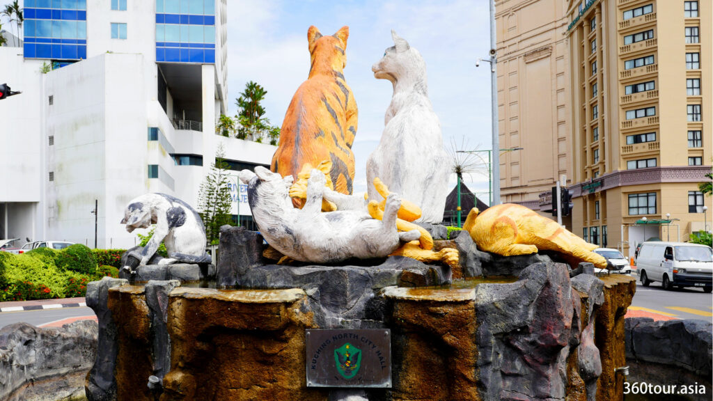 A view of the cat statue from the back.