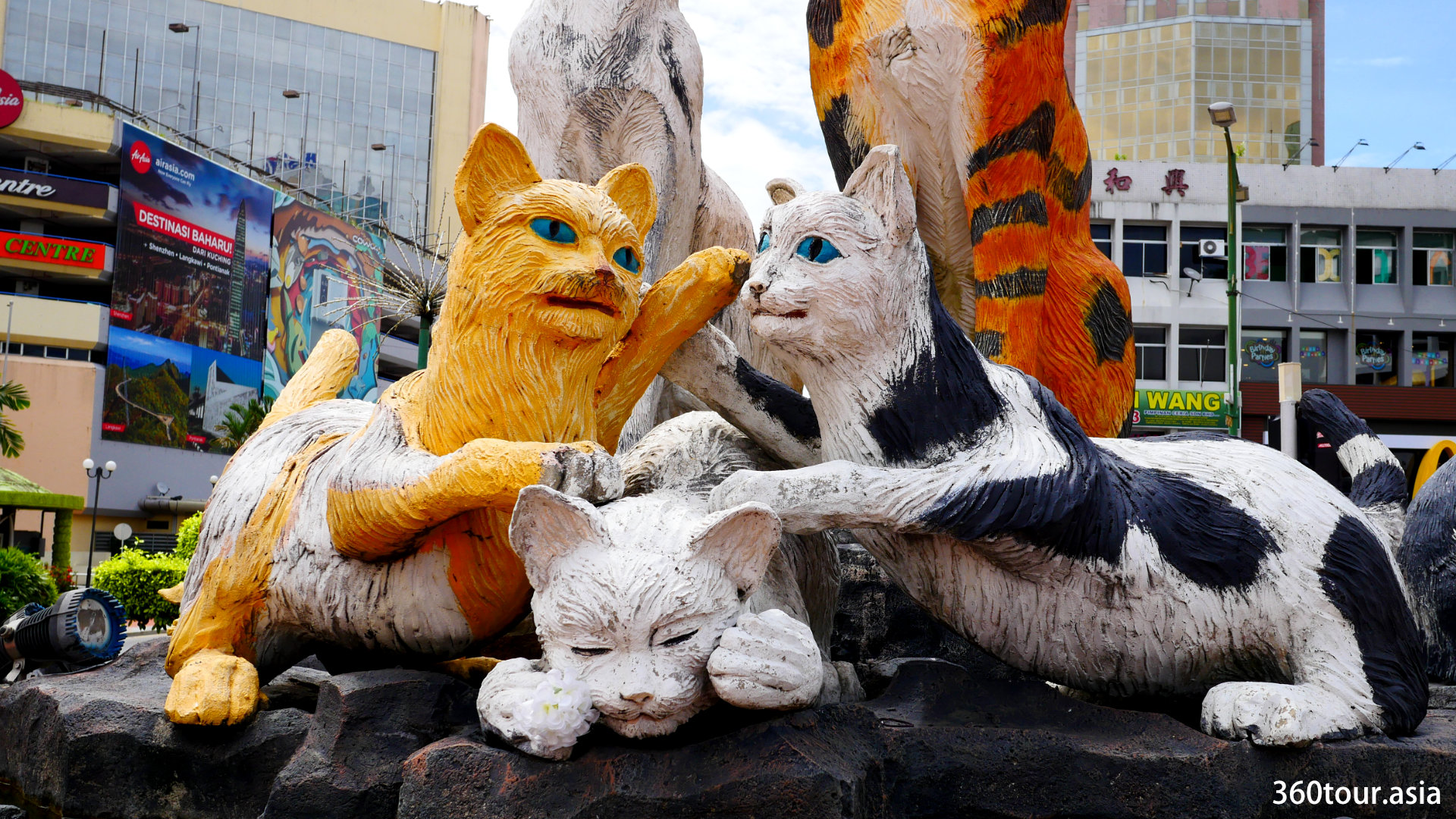 The Cat Family – iconic cat monument of Kuching City | 360Tour.Asia