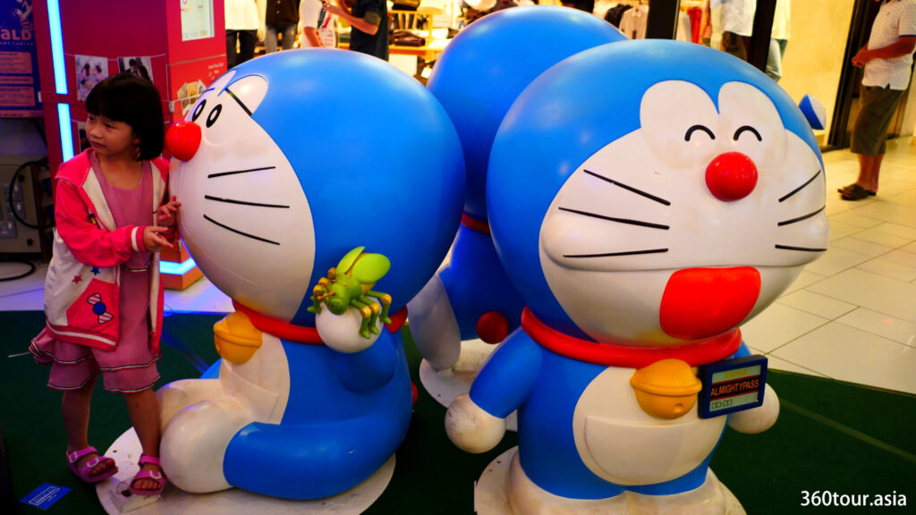 Taking photos with the Doraemon statues.
