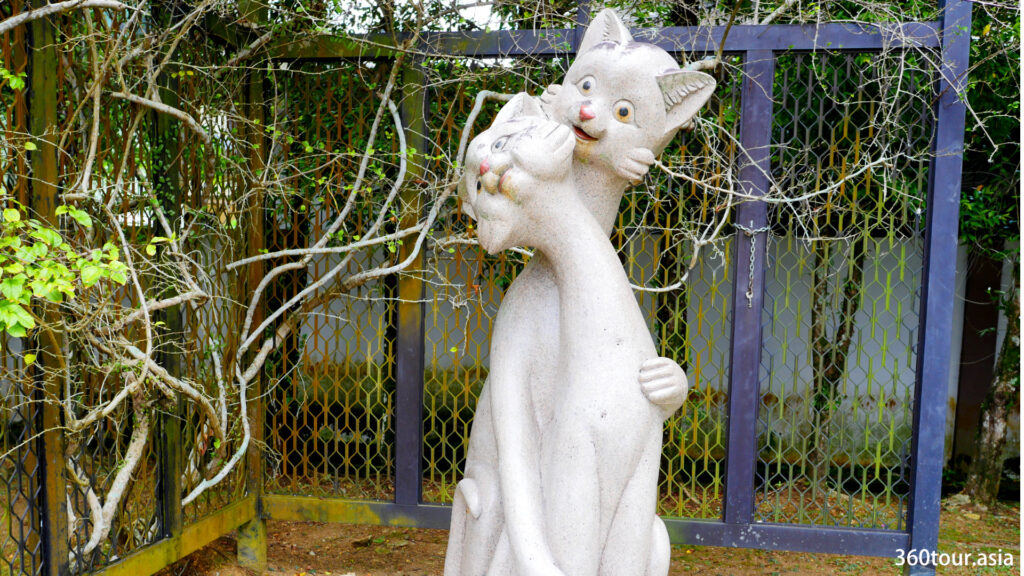 Lovers cat statue of Friendship Park.