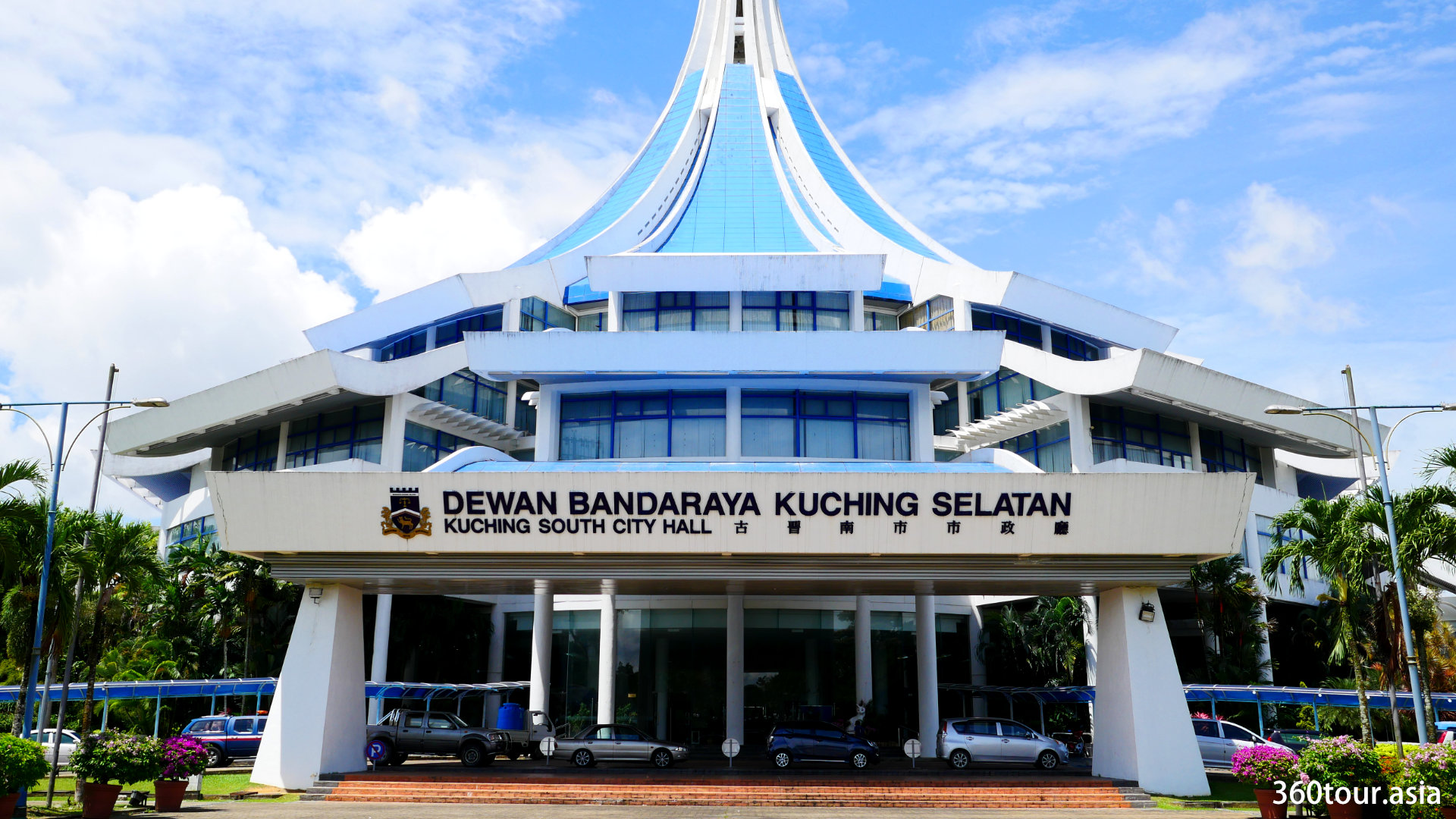 White cat statues of Kuching South City Hall | | 360Tour.Asia