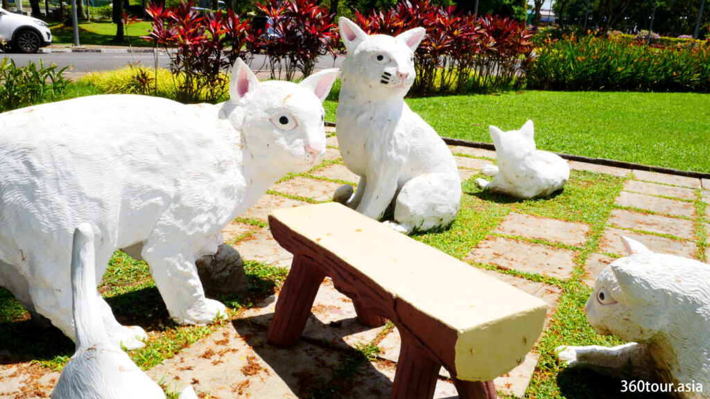 The white cats garden statue.