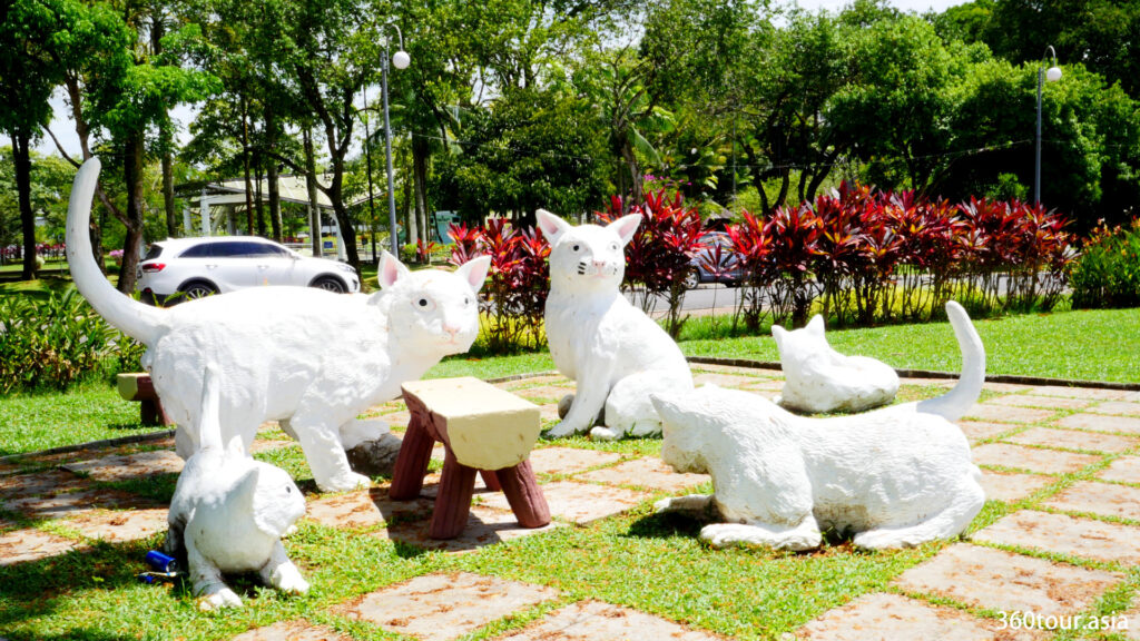 在古晋南市政厅前面的白色猫花园雕像。