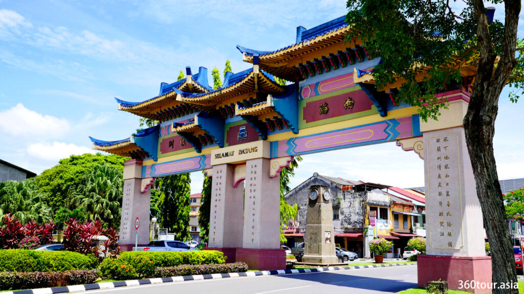 Behind the Great White Cat Statue is the Chinatown Welcome Gate of Padungan Kuching.