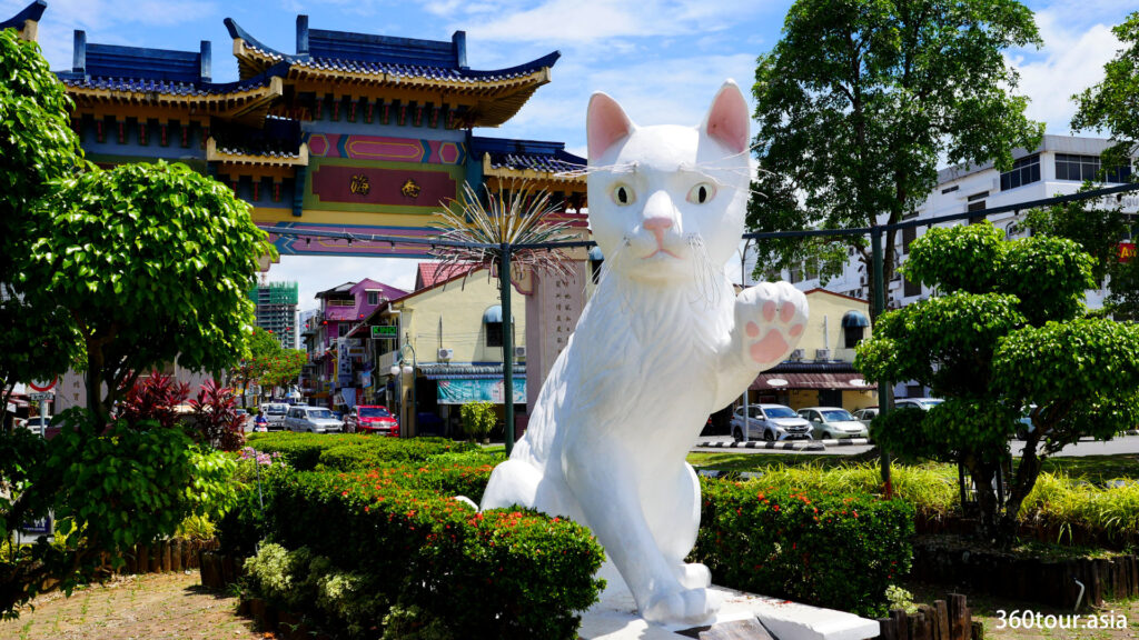 The Great White Cat Statue is the iconic welcoming cat statue at padungan roundabout.