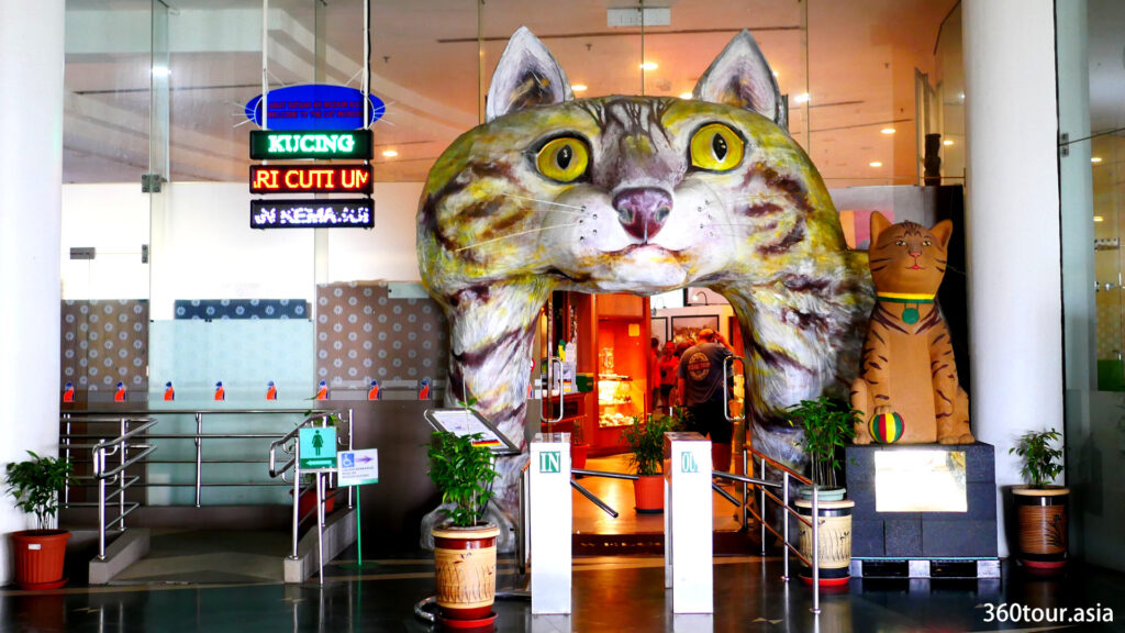 猫博物馆入口处设有猫雕塑门口。