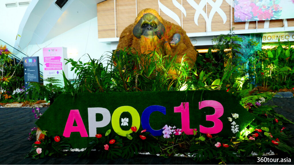 Don't miss the opportunity to take photo with this Orang Utan with the APOC13 Signage.