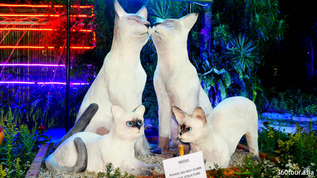 這四隻貓雕像是花園秀的新成員。