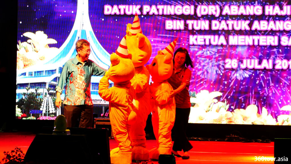 The guest of honor meets the mascot of kuching festival.