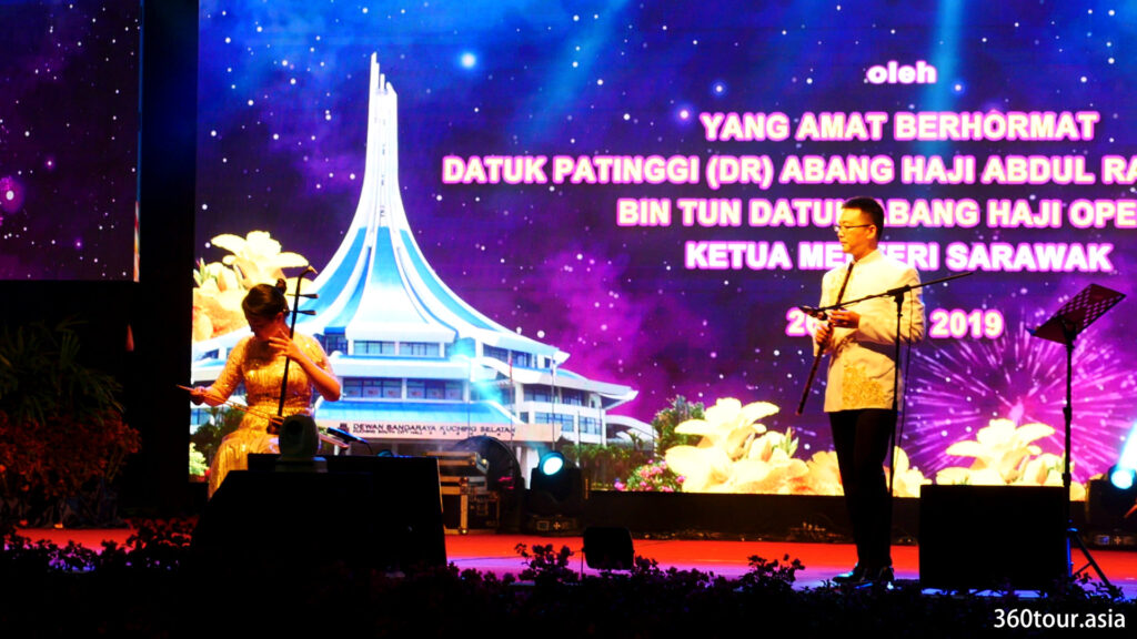 中國新疆表演者的二胡與竹笛中國民間音樂表演
