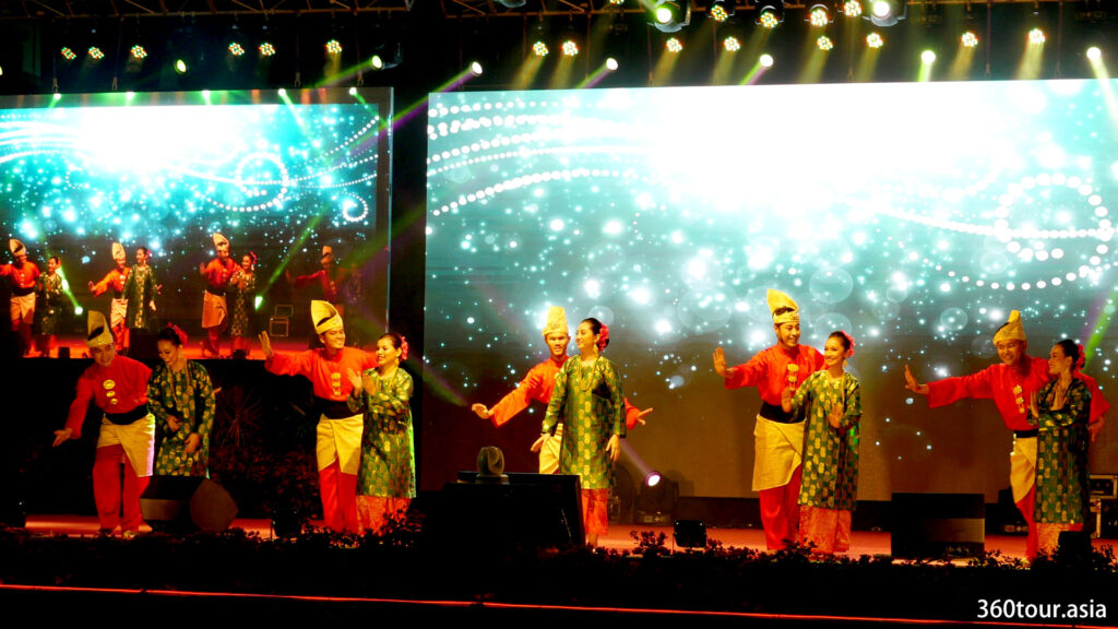 Malay Dance Performance - Joget Royong Serambi