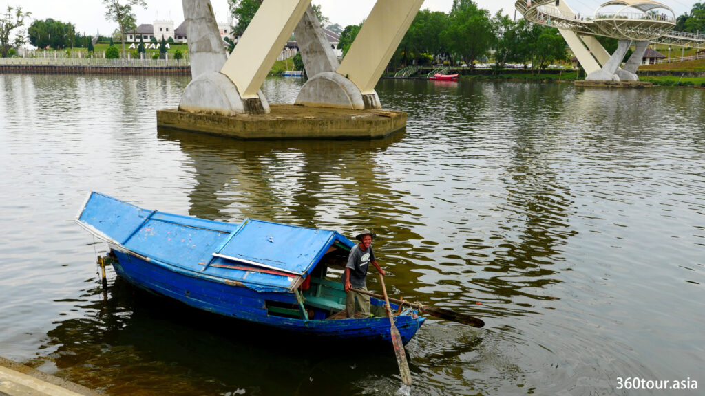 砂拉越河很多旅船穿梭。某些旅船会在桥下经过