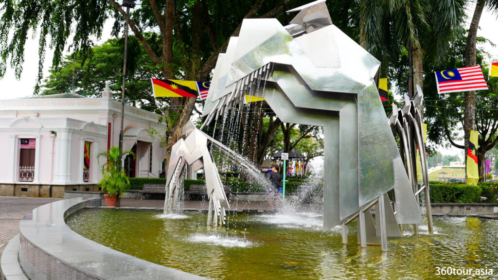 The hornbill sculpture and the fountain 