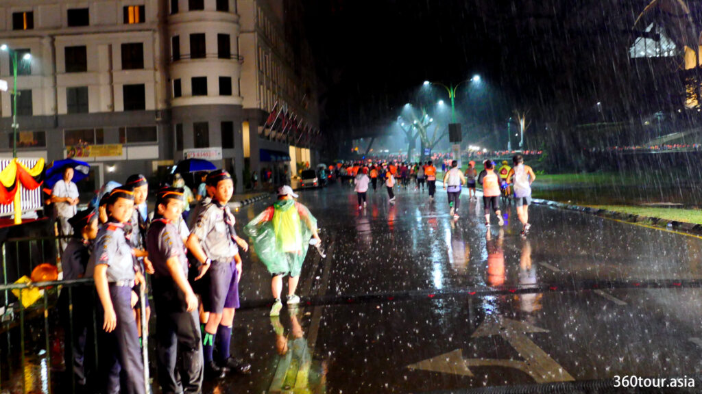 21公里半程马拉松比赛开跑时候已经是倾盆大雨。