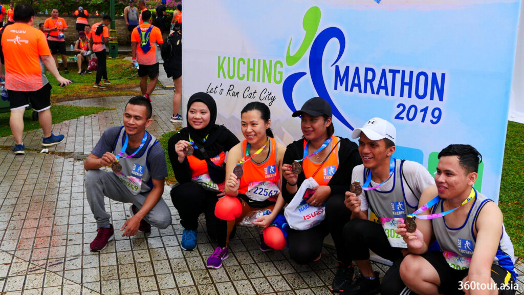 Taking photo with the Kuching Marathon 2019 backdrop.