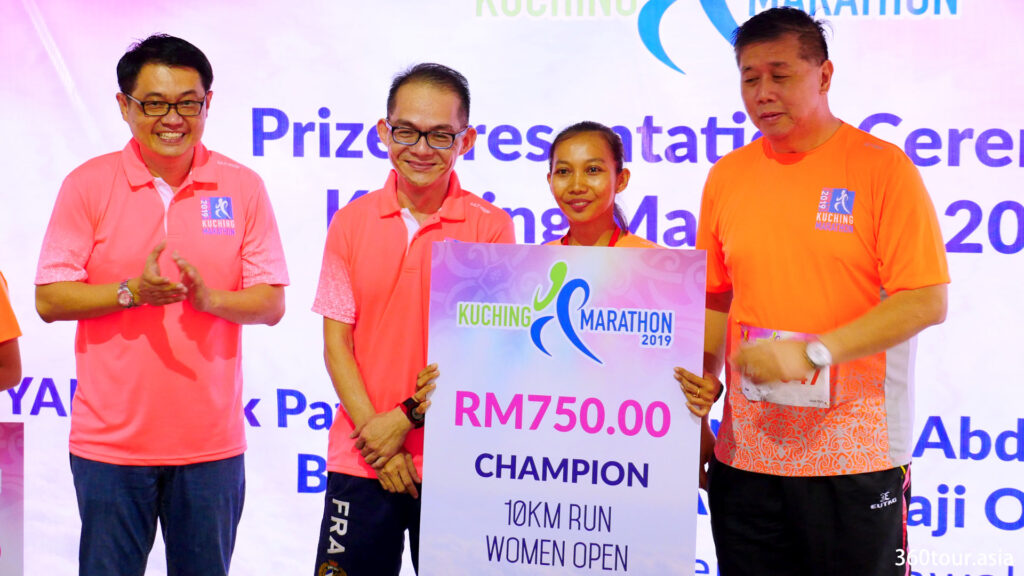 10公里女子公开组冠军。
