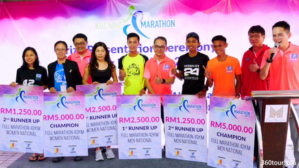 The group photos for the Full Marathon 42KM Men and Women National.