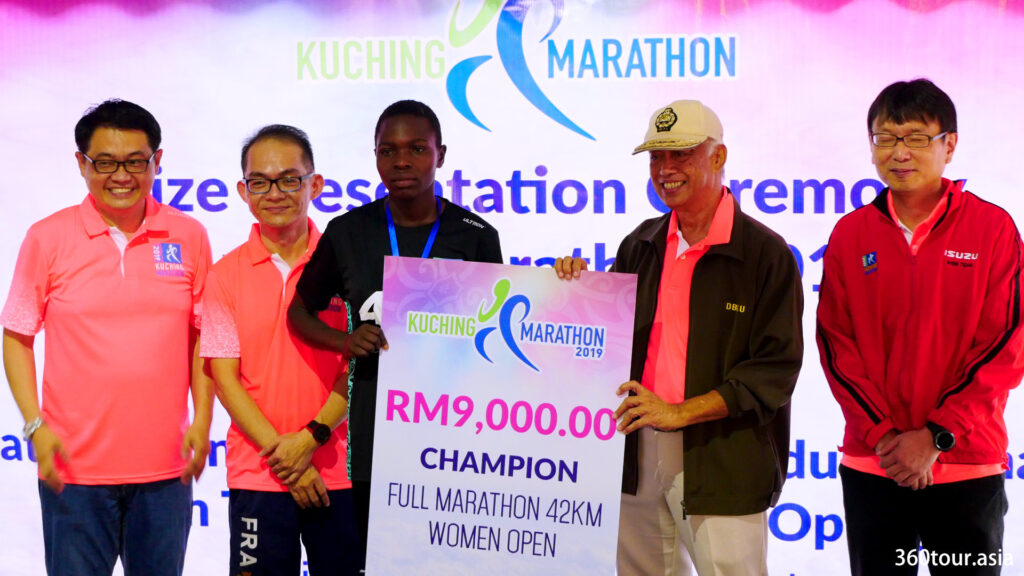 全程马拉松42KM女子公开组冠军。