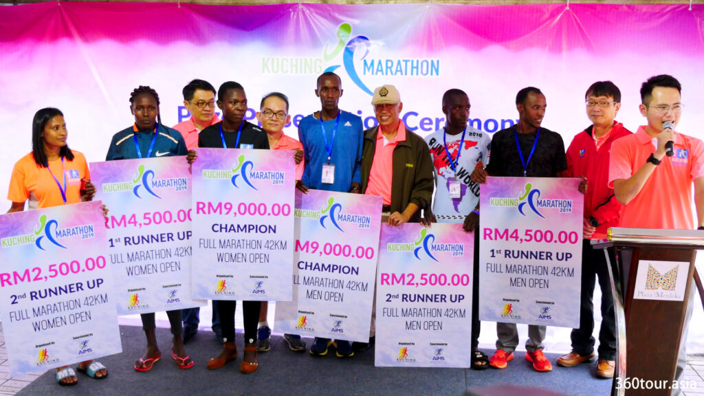 全程马拉松42KM男子和女子公开组冠亚季军的小组合影。