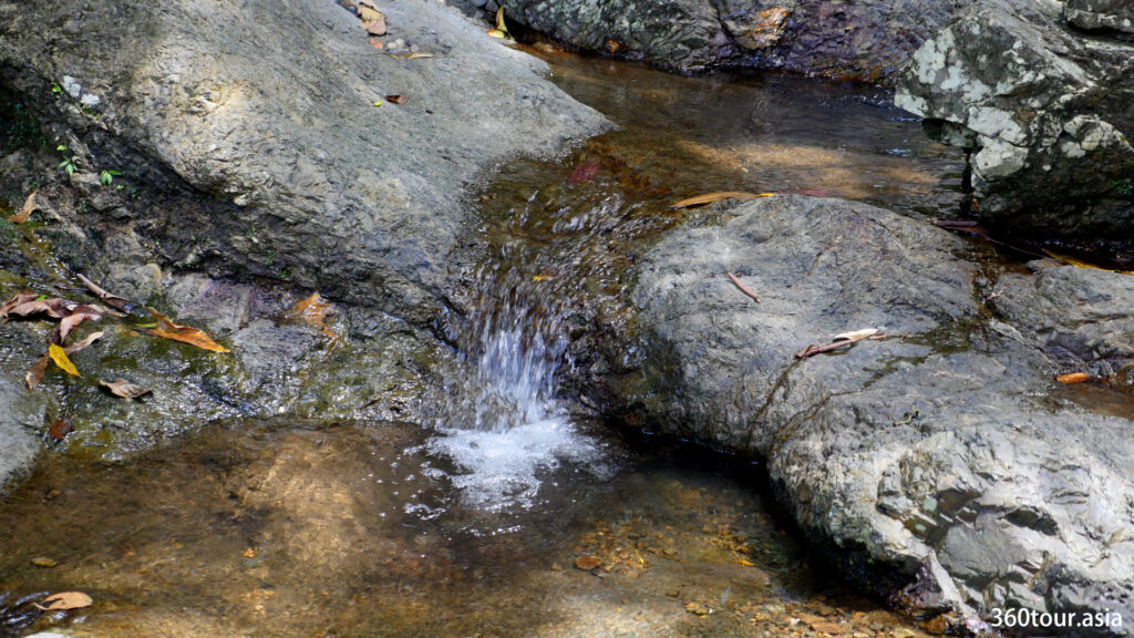 Ranchan瀑布由许多瀑布形成，从山间溪流的开始。