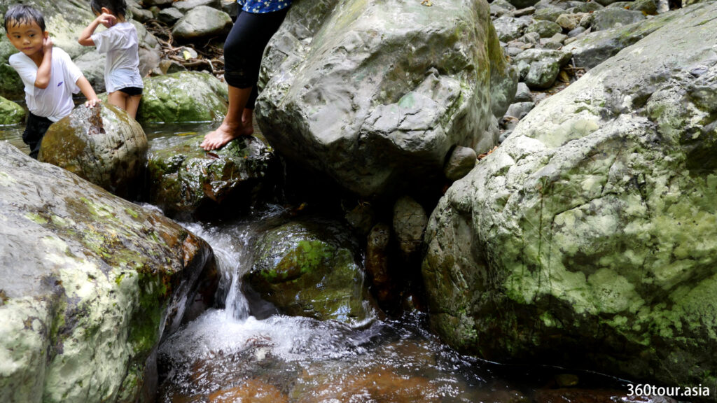 站在小瀑布旁边同样享受。保持安静，倾听大自然的声音。