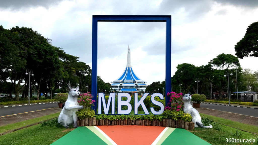 The cat and the blue frame at MBKS Kuching.