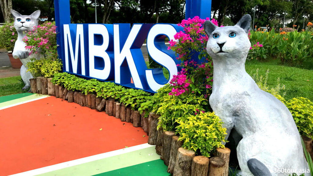 The two cat statues beside the MBKS blue frame.