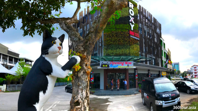 古晋Roxy Hotel Padungan树旁的的黑白猫雕像