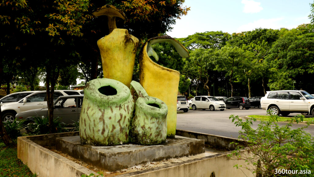 At the entrance to the Pitcher Plant Garden Carpark is a huge concrete sculpture of pitcher plant