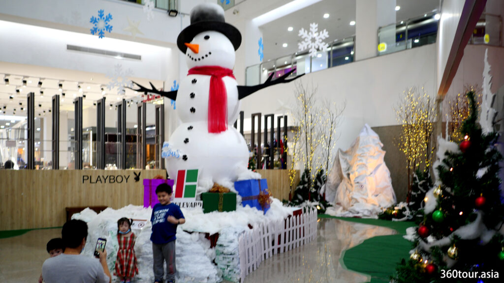 The huge Snowman Decoration
