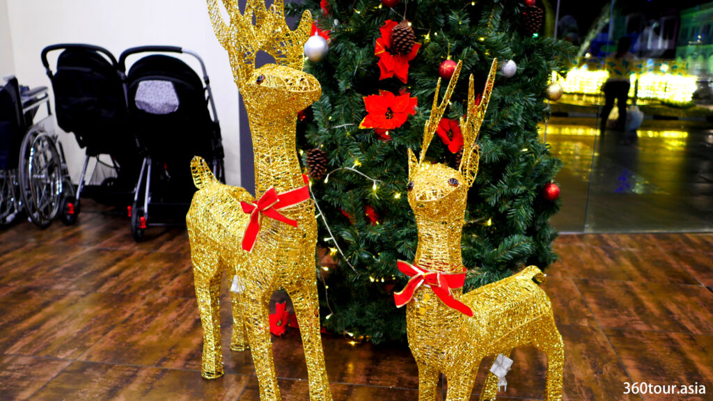 The golden deer ornaments beside the main entrance