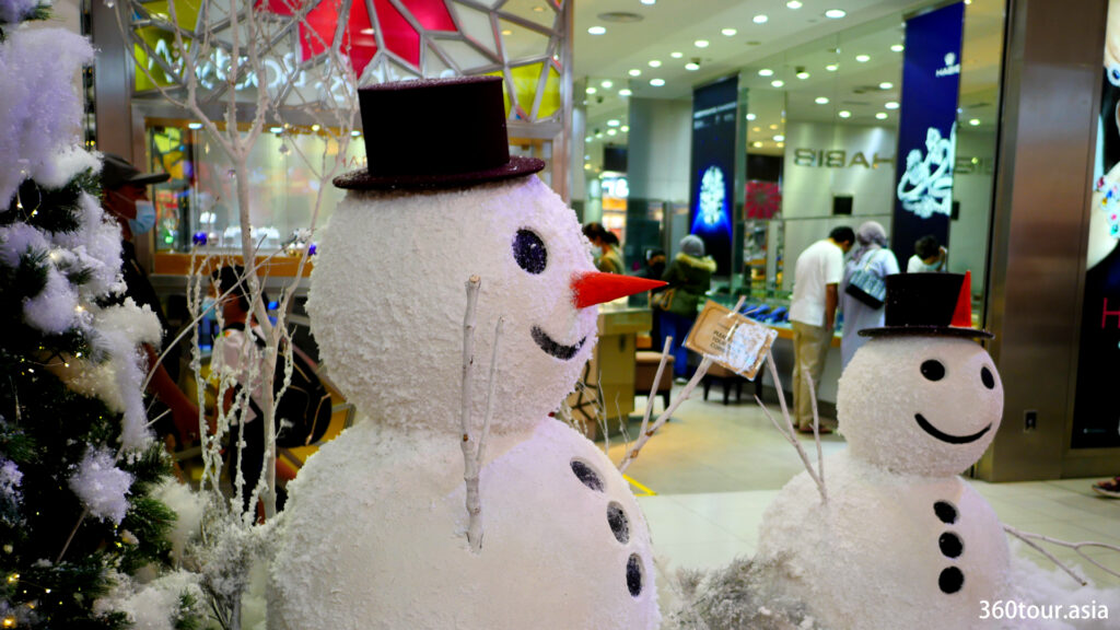 The snowman decoration around the mall