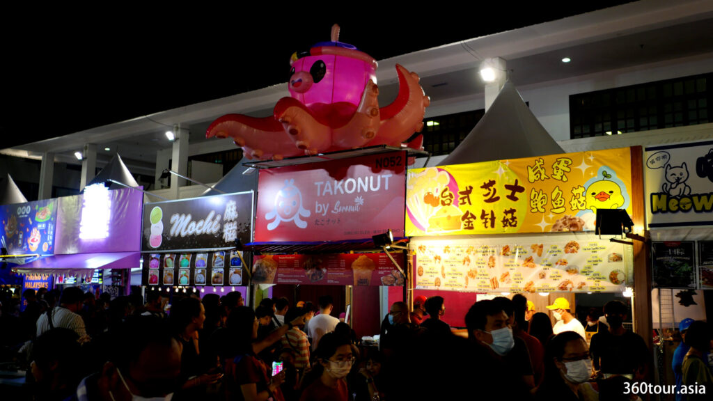 One of the stall featuring a huge inflatable 3D octopus balloon.