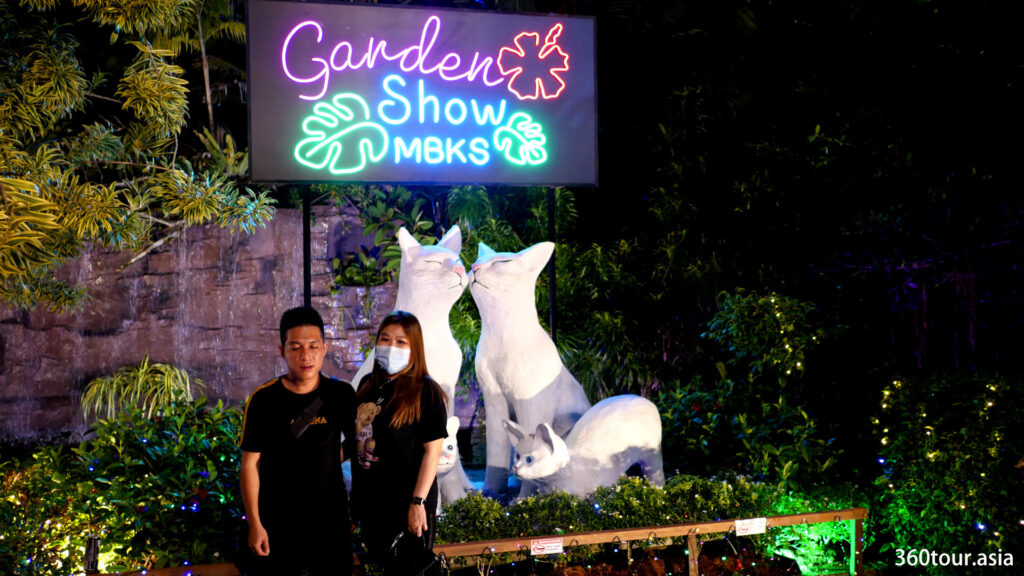 Visitors can take photos with the various cat statues in the MBKS Garden Show.