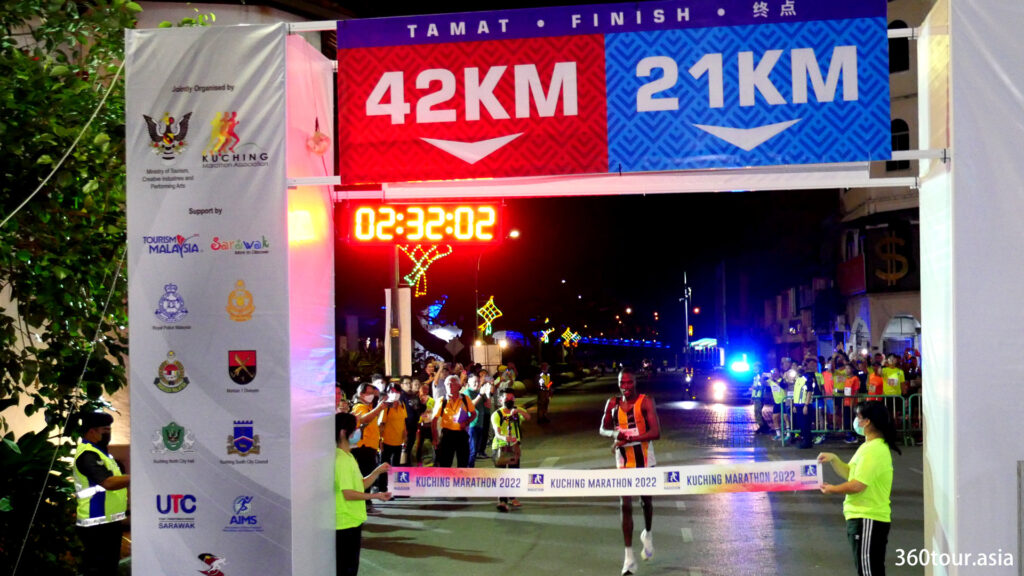 第一位全程馬拉松賽跑選手 - Anderson Saitoti Seroi - 到達終點線。