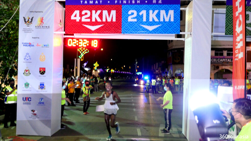第二位全程馬拉松賽跑選手 - Bililgn Yimer Ali - 到達終點線。