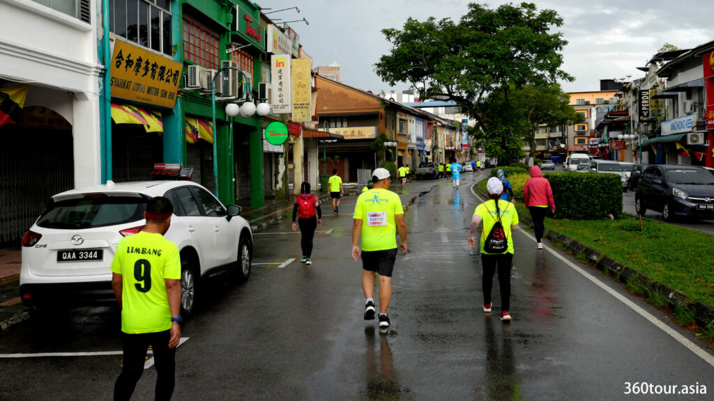 2022 年古晋马拉松赛的最后一公里是穿过 Padungan 路的老城区街道。