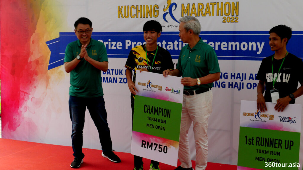 10KM竞跑男子公开组的冠军、第一名和第二名。