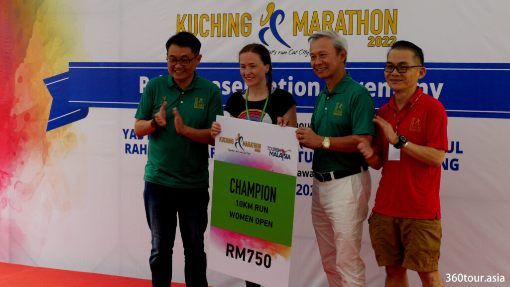10KM竞跑女子公开组的冠军、第一名和第二名。