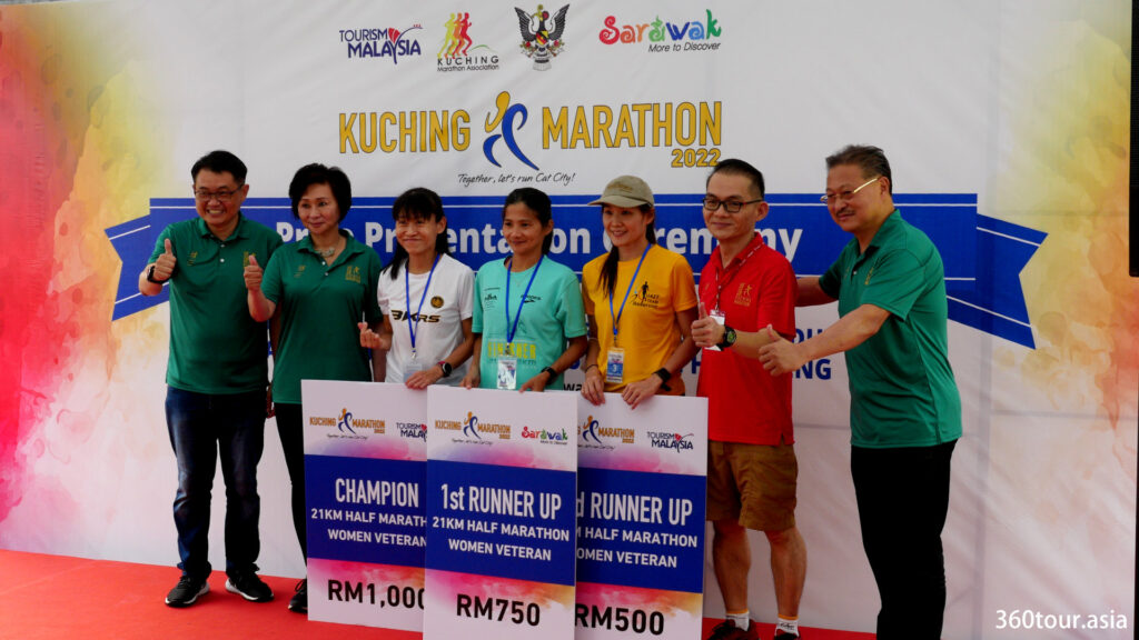21KM半程马拉松女子宿将组的冠军、第一名和第二名。