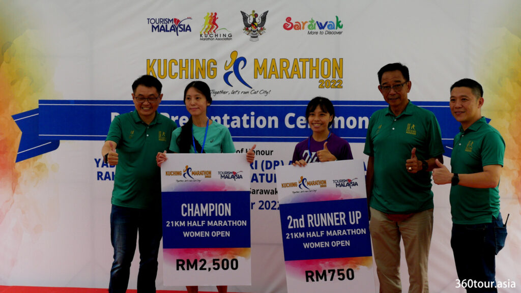 21KM半程马拉松女子公开组的冠军、和第二名。