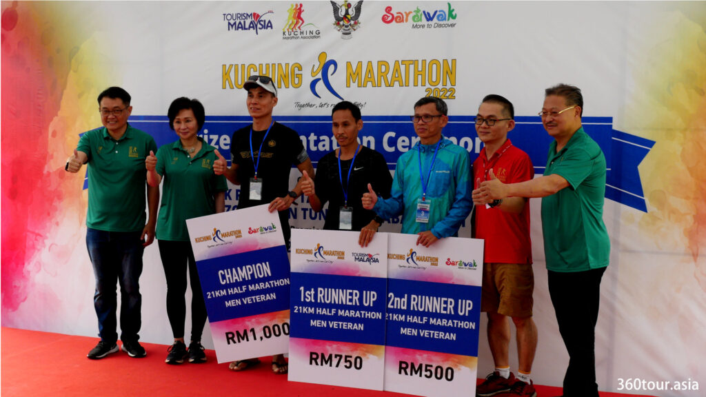 21KM半程马拉松男子宿将组的冠军、第一名和第二名。