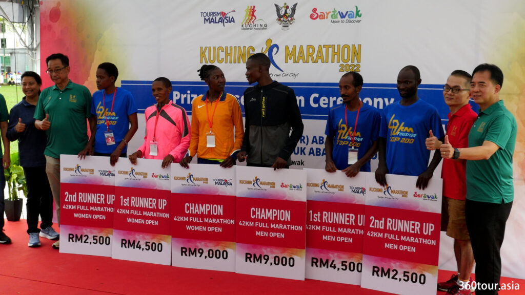 42KM全程馬拉松男子與女子公開組的冠軍、第一名和第二名。