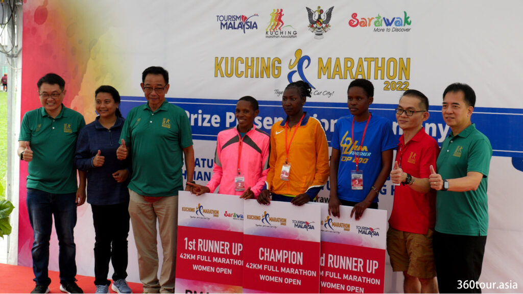 42KM全程马拉松女子公开组的冠军、第一名和第二名。