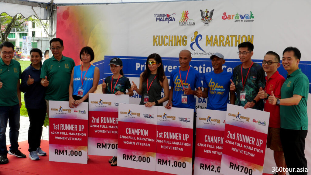 42KM全程马拉松男子与女子宿将组的冠军、第一名和第二名。