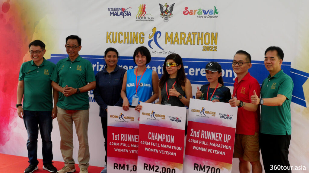 42KM全程马拉松女子宿将组的冠军、第一名和第二名。