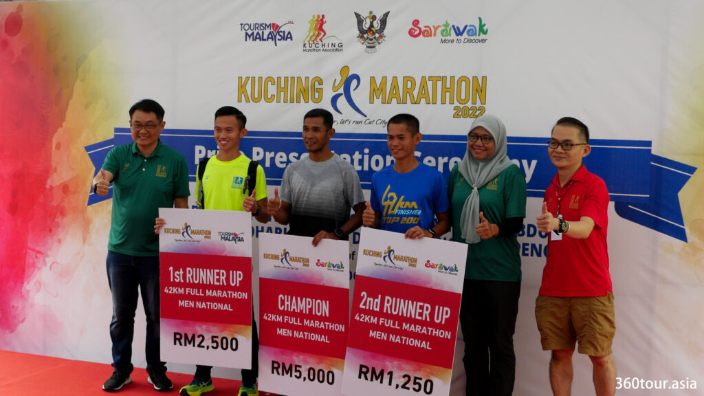 42KM全程马拉松男子与女子宿将组的冠军、第一名和第二名。