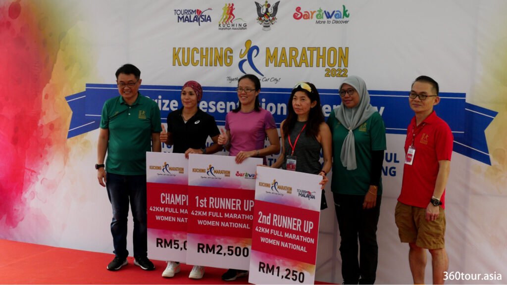 42公里全国（马来西亚）女子组冠军、第一名和第二名。