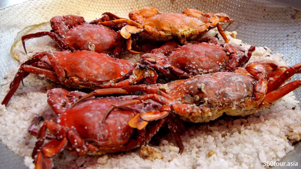 Roasted crab on salt.